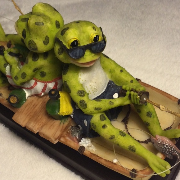 🌟 Frogs kicking Back.. gone Fising Figurine - Picture 3 of 6